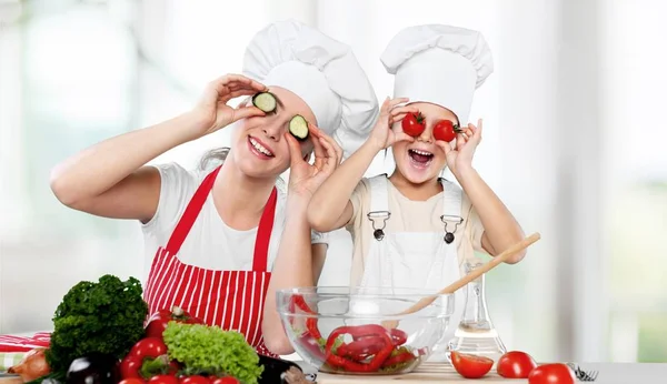 Fille et sa mère cuisine ensemble — Photo