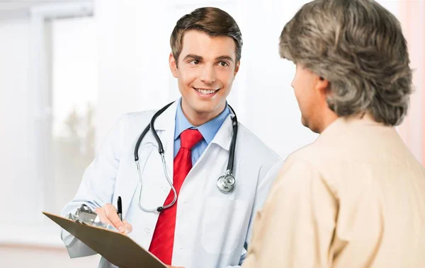 Médico fazendo vacinação para o paciente — Fotografia de Stock