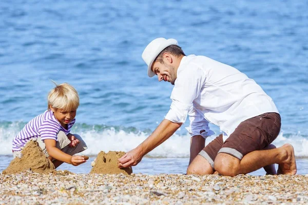 Ευτυχισμένος πατέρας και γιος στην παραλία — Φωτογραφία Αρχείου