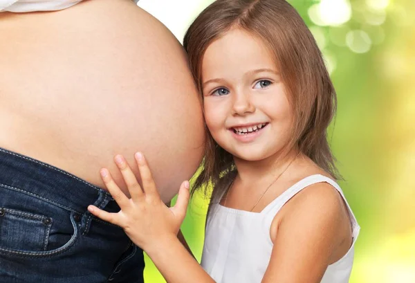 Mooie zwangere vrouw met haar dochter — Stockfoto