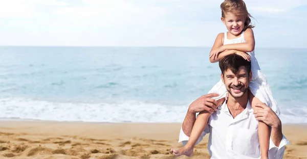 Vader en dochtertje op strand — Stockfoto