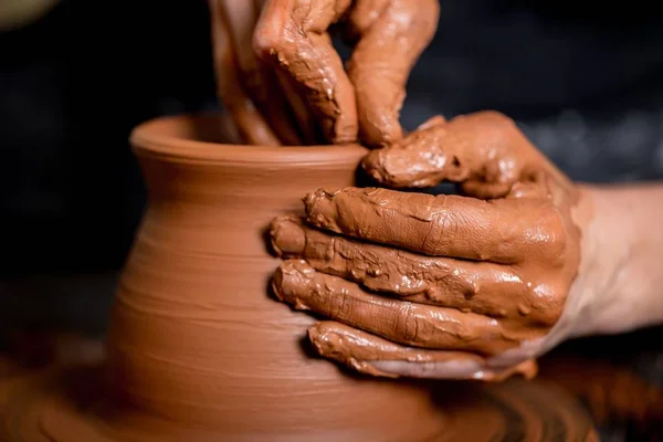 Mãos de oleiro fazendo panela de barro — Fotografia de Stock