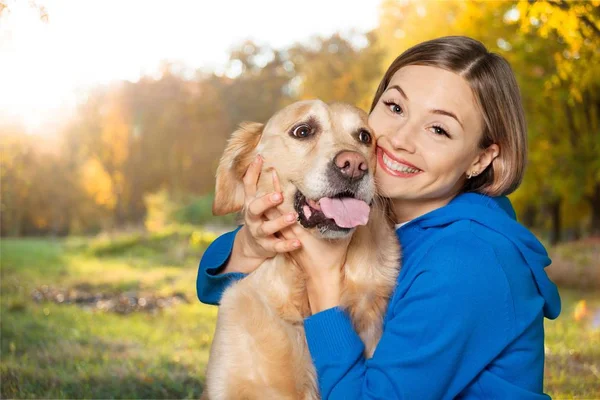Portret pięknej kobiety z psem — Zdjęcie stockowe
