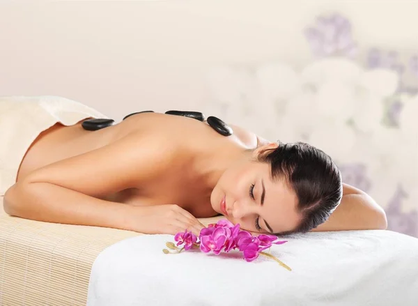 Kvinnan avslappnande massage — Stockfoto