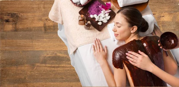 Frau entspannt sich mit Massage — Stockfoto
