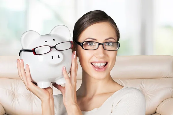 Vrouw bedrijf piggy bank — Stockfoto