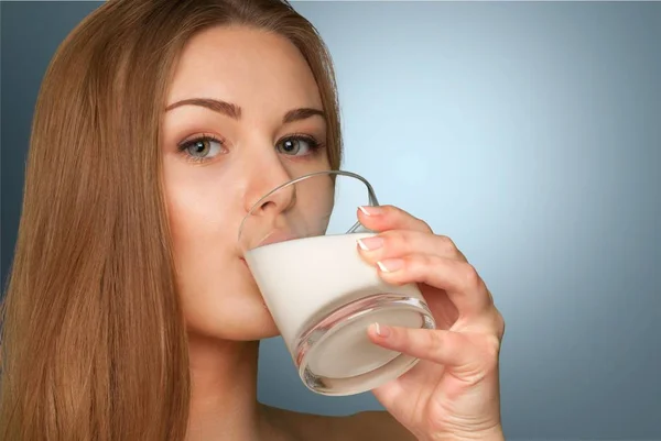 Junge Frau trinkt Milch — Stockfoto