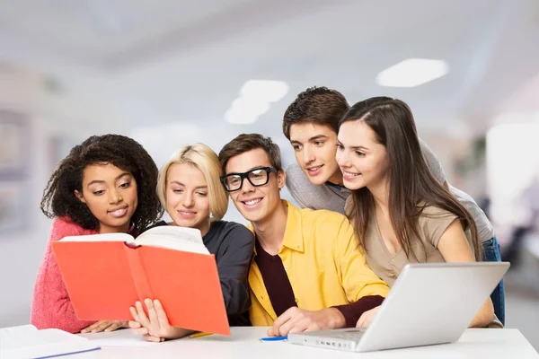 Grupo de estudiantes con laptop — Foto de Stock
