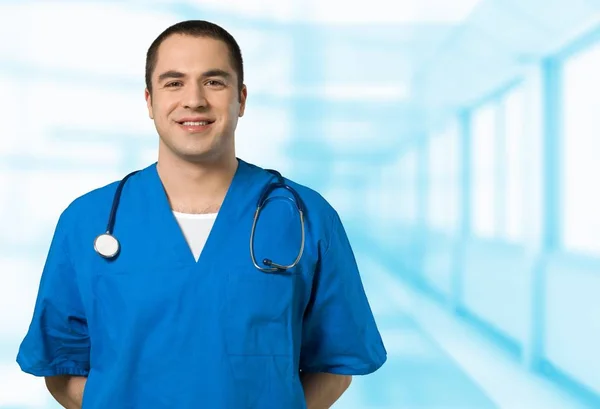 Schöner männlicher Arzt mit Stethoskop — Stockfoto
