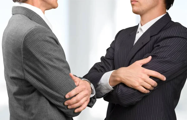 Empresarios en Trajes de Negocios con Brazos Cruzados — Foto de Stock