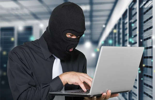 Hacker criminal com laptop — Fotografia de Stock