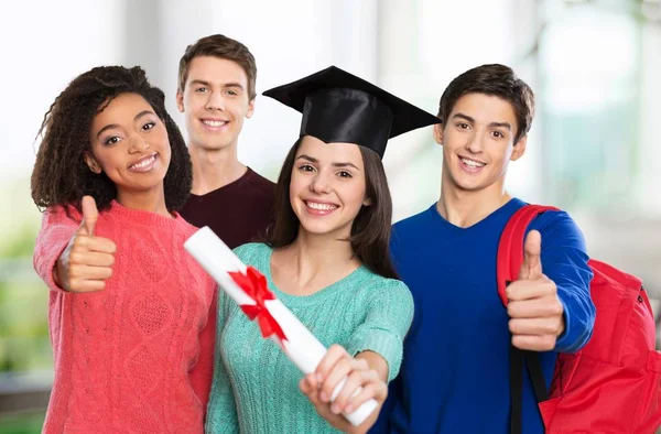 Studenti con laurea cap e diploma — Foto Stock