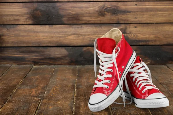 Par de zapatillas rojas nuevas —  Fotos de Stock