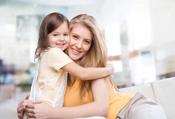 Mère et fille câlins — Photo