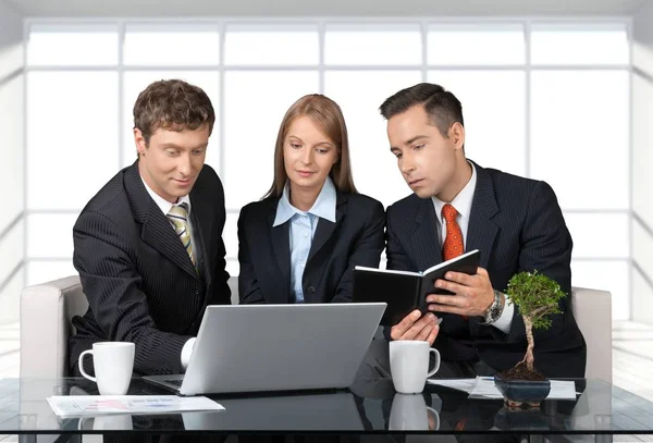 Glückliches Business-Team mit Laptop — Stockfoto