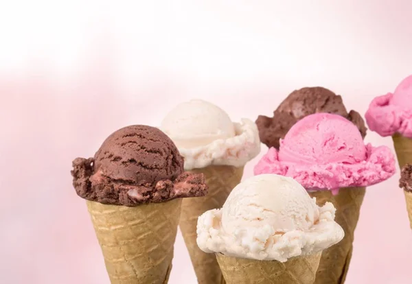 Chocolade, vanille en aardbeien ijs — Stockfoto