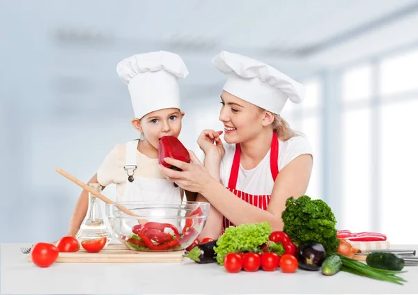 Mädchen und ihre Mutter kochen zusammen — Stockfoto