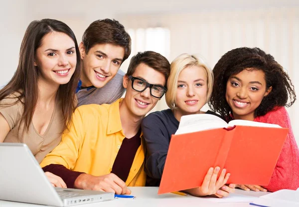 Groep studenten met laptop — Stockfoto