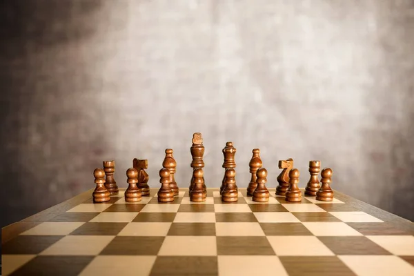 Piezas de ajedrez colocadas en un tablero de ajedrez — Foto de Stock