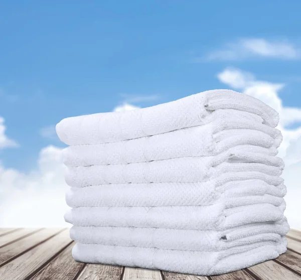 Hög med fluffiga handdukar — Stockfoto