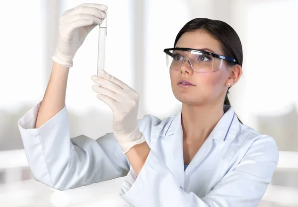 Jovem cientista feminina — Fotografia de Stock