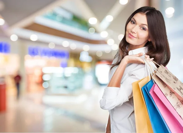 Jovem com sacos de compras — Fotografia de Stock