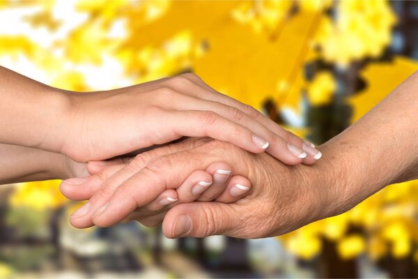 Руки старика и молодой женщины
