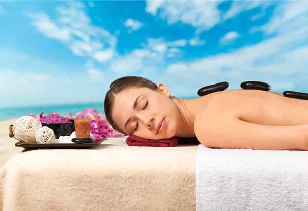 Жінка розслабляється з масажем — стокове фото