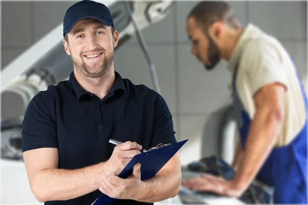 Portret van vrolijke knappe mechanic — Stockfoto