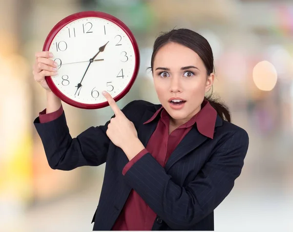 Empresário segurando um despertador — Fotografia de Stock