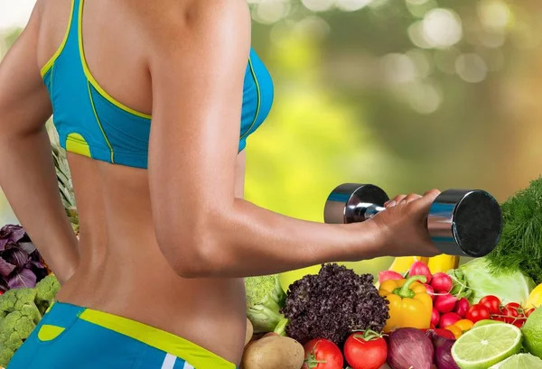 Mujer haciendo ejercicio con mancuerna — Foto de Stock