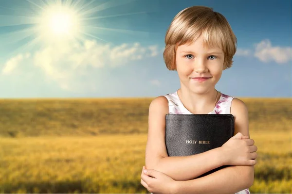 Niña sosteniendo la Biblia —  Fotos de Stock