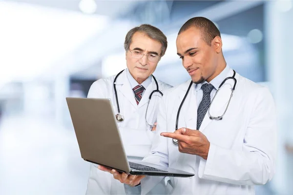 Artsen met een stethoscoop met behulp van computer — Stockfoto