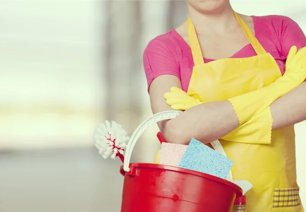 Młoda kobieta z produktów czyszczących — Zdjęcie stockowe