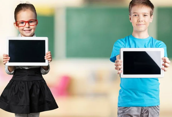 Chica y niño con tabletas digitales — Foto de Stock