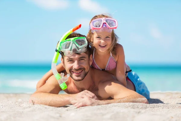 Vater und kleine Tochter am Strand — Stockfoto