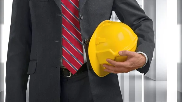 Empresário segurando na mão capacete amarelo — Fotografia de Stock