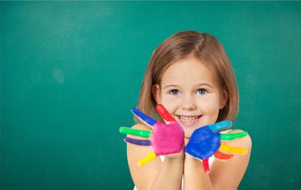 Petite fille avec des mains peintes colorées — Photo