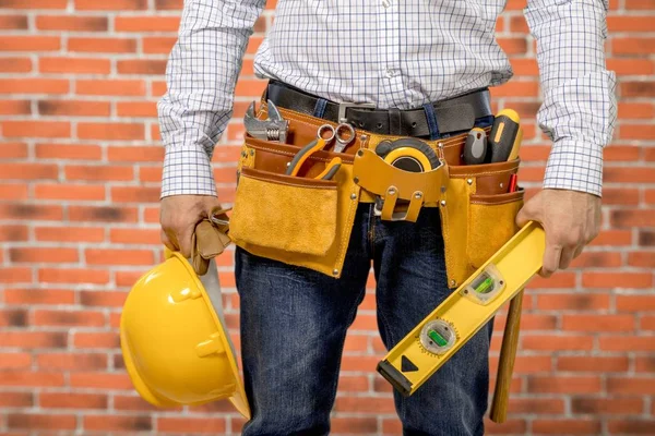 Mannelijke werknemer met gereedschap riem — Stockfoto