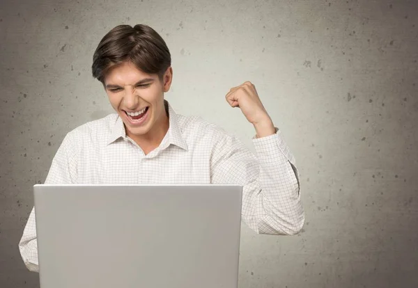 Retrato de hombre de negocios feliz usando el ordenador portátil —  Fotos de Stock