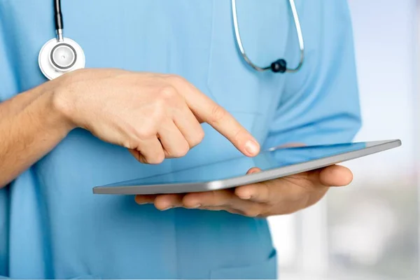 Tablet pc를 사용 하는 의사 — 스톡 사진