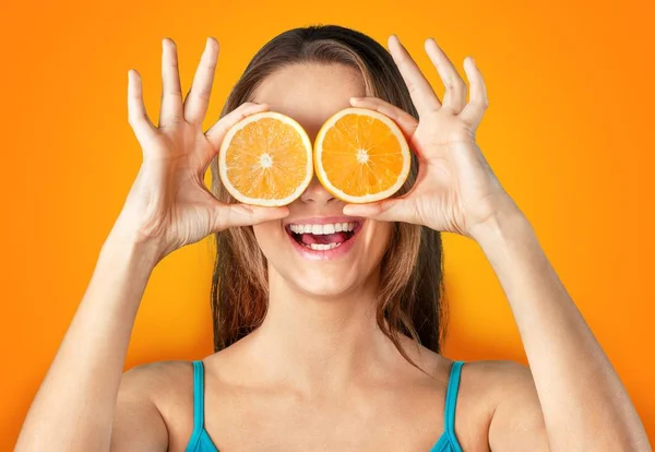 Vrouw met sinaasappelen in haar ogen — Stockfoto