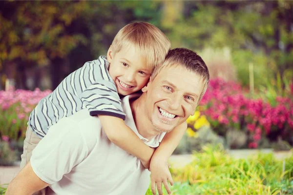 Pai e filho felizes — Fotografia de Stock