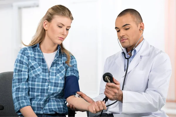 Лікар вимірює тиск для пацієнта — стокове фото