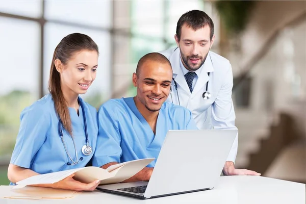 Doctors team talking expertise — Stock Photo, Image