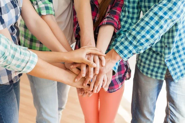 Amigos tomados de la mano — Foto de Stock