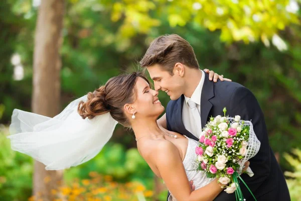 Pareja joven recién casada —  Fotos de Stock