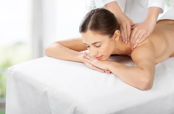 Donna rilassante con massaggio — Foto Stock