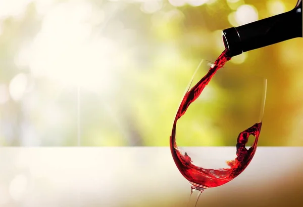 Echar vino tinto en vaso — Foto de Stock