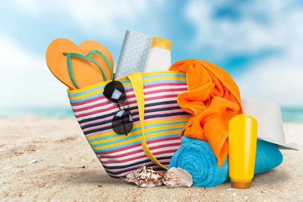 Kleurrijke tas op zomer-strand — Stockfoto